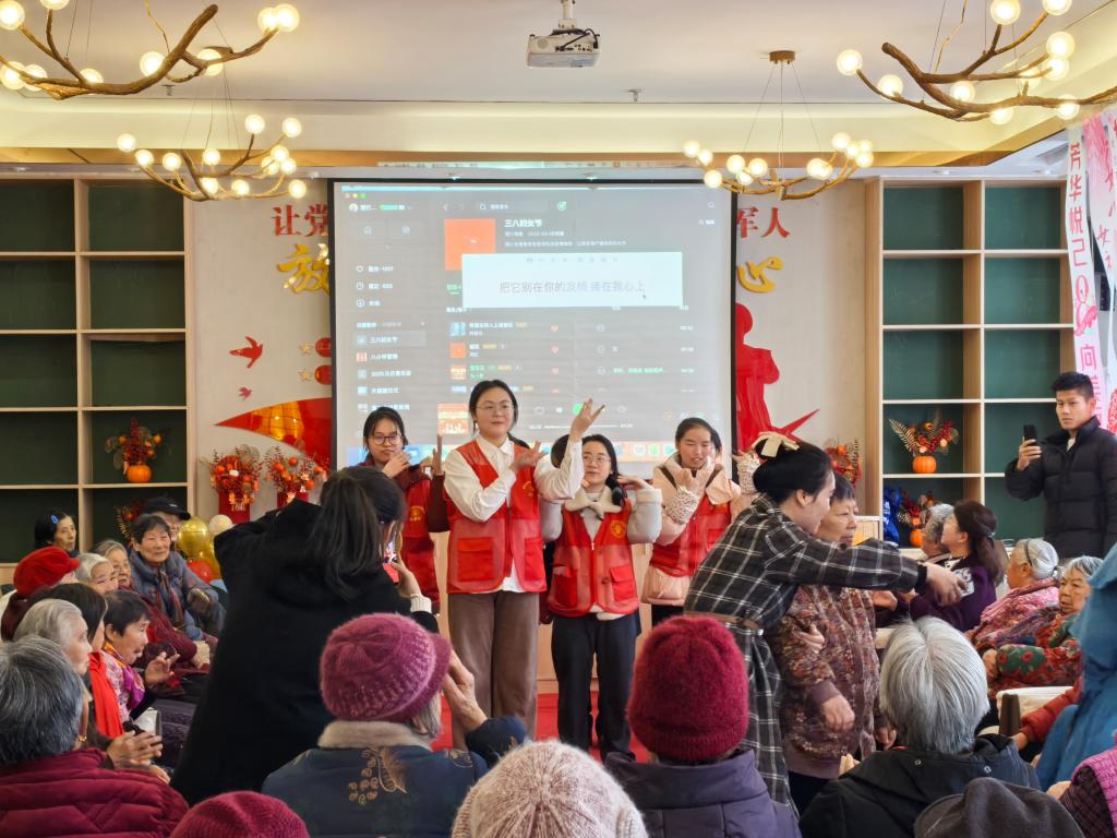 護理學院黨總支開展“我為群眾辦實事”志愿服務活動 健康科普進社區，文藝表演暖人心