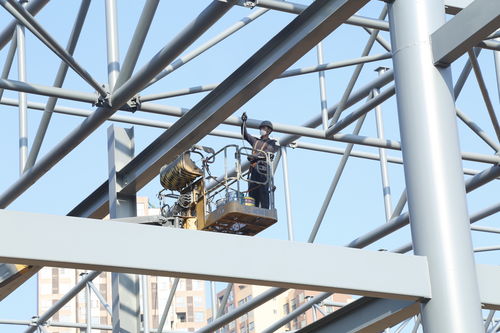 錯時施工避高溫 安全進度兩不誤——遂寧高新區(qū)西部鐵路物流園農產品集散中心及配套設施項目建設紀實