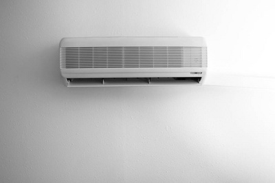 室內年輕男技師清潔空調機 專業、細致與健康的守護